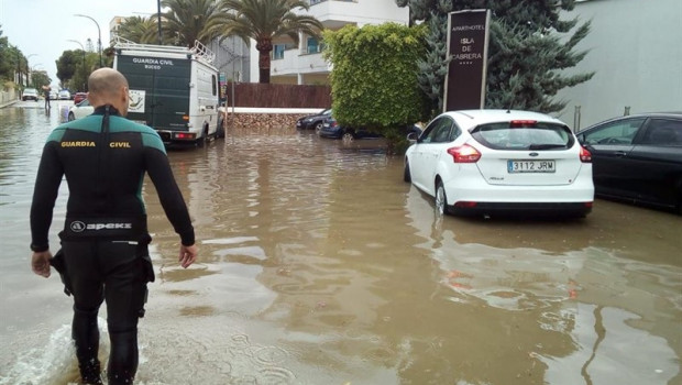 ep un agent camina en una carretera afectada per una inundacio sud de mallorca