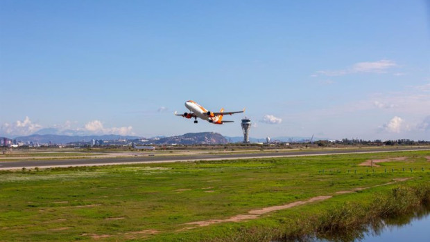 ep un avion en el aeropuerto de barcelona el prat