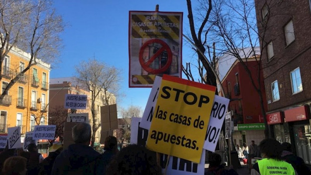 ep un centenar de vecinos de latina exige el cierre de los locales de apuestas al grito de no es