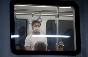 ep un hombre con mascarilla en el metro de rio de janeiro