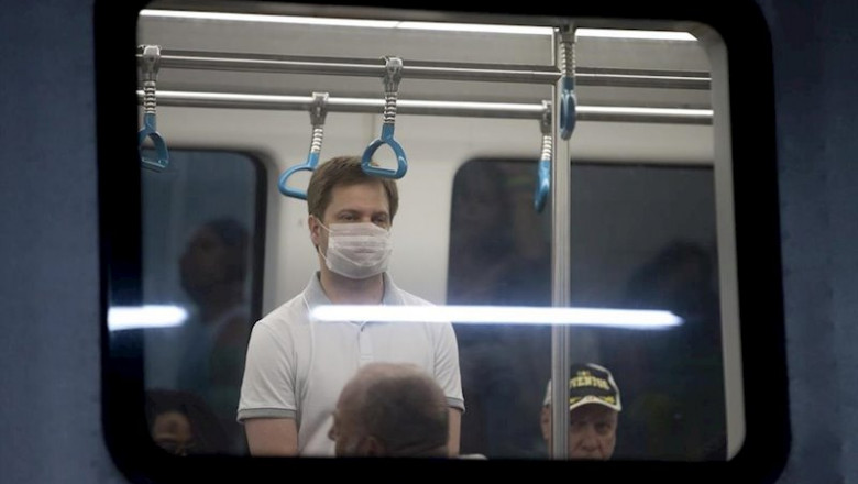 ep un hombre con mascarilla en el metro de rio de janeiro