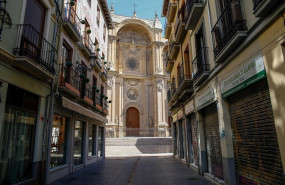 ep una calle vacia que desemboca en la catedral