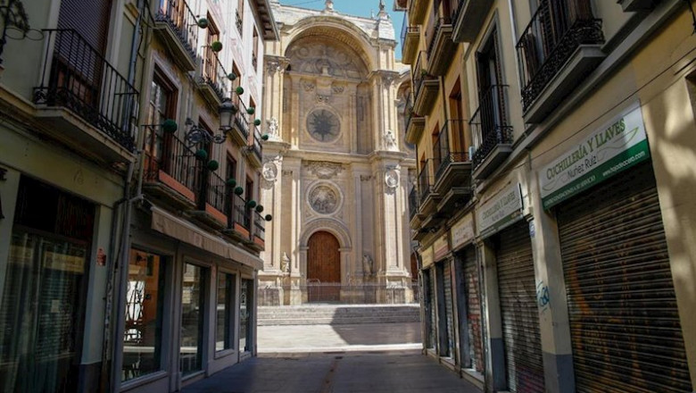 ep una calle vacia que desemboca en la catedral