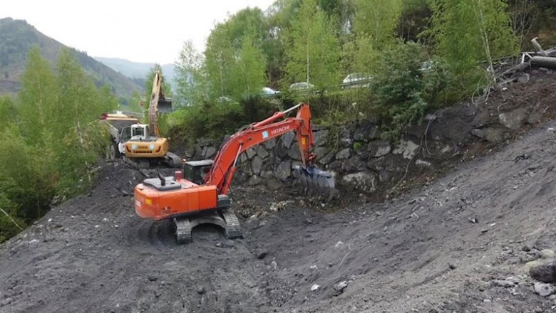 Una grúa trabajando en la búsqueda de los trabajadores desaparecidos en el vertedero de Zaldibar (Bizkaia). | IREKIA ep una grua trabajando en la busqueda de los trabajadores desaparecidos en el vertedero de zaldibar