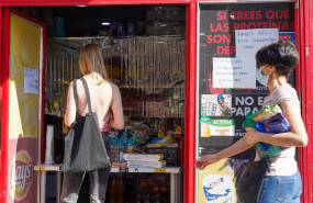 ep una joven comprando en una tienda de sevilla
