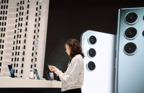 ep una mujer frente a un expositor de telefonos moviles dentro de las inmediaciones de fira ep una mujer frente a un expositor de telefonos moviles dentro de las inmediaciones de fira