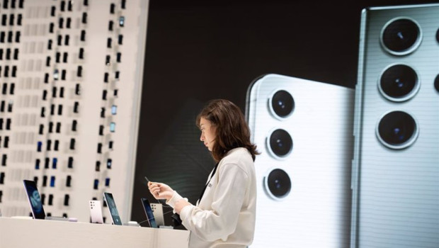 ep una mujer frente a un expositor de telefonos moviles dentro de las inmediaciones de fira