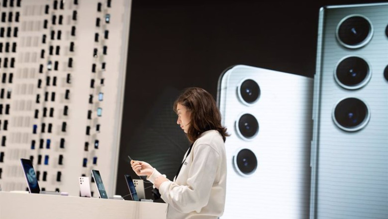 ep una mujer frente a un expositor de telefonos moviles dentro de las inmediaciones de fira ep una mujer frente a un expositor de telefonos moviles dentro de las inmediaciones de fira