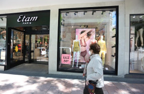ep una mujer pasa junto a una tienda etam en la que se anuncian rebajas de hasta el 50 el dia en el