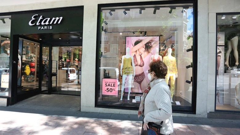 ep una mujer pasa junto a una tienda etam en la que se anuncian rebajas de hasta el 50 el dia en el