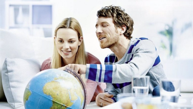 Una pareja planeando un viaje | ARAG ep una pareja planeando un viaje