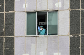 ep una sanitaria del hospital de la paz totalmente protegida saluda y agradece el apoyo desde una de