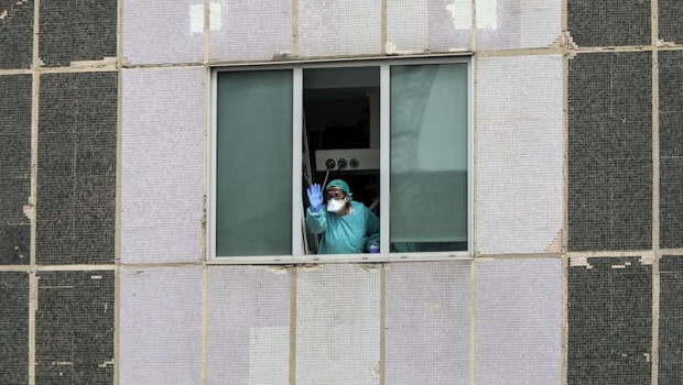 ep una sanitaria del hospital de la paz totalmente protegida saluda y agradece el apoyo desde una de