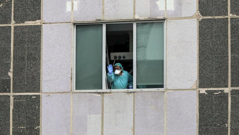 ep una sanitaria del hospital de la paz totalmente protegida saluda y agradece el apoyo desde una de