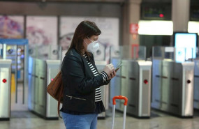 ep una viajera con mascarilla consulta su movil