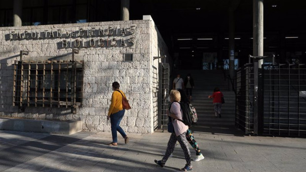 ep varias personas caminan frente a la facultad de ciencias biologicas de la universidad complutense