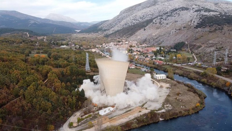 Voladura de la torre de refrigeración de la térmica palentina de Velilla del Río Carrión | Iberdrola ep voladura de la torre de refrigeracion de la termica palentina de velilla del rio carrion