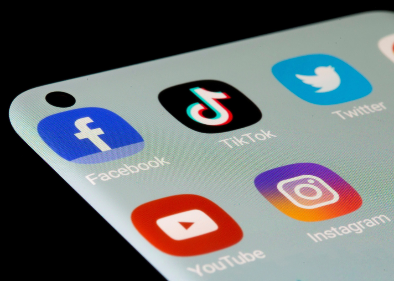 les applications facebook tiktok twitter youtube et instagram sont vues sur un smartphone les applications facebook tiktok twitter youtube et instagram sont vues sur un smartphone
