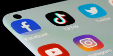 les applications facebook tiktok twitter youtube et instagram sont vues sur un smartphone 