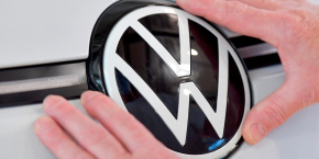 photo d archives un technicien attache un panneau vw dans la chaine de montage de la voiture electrique id 3 du constructeur automobile allemand volkswagen 
