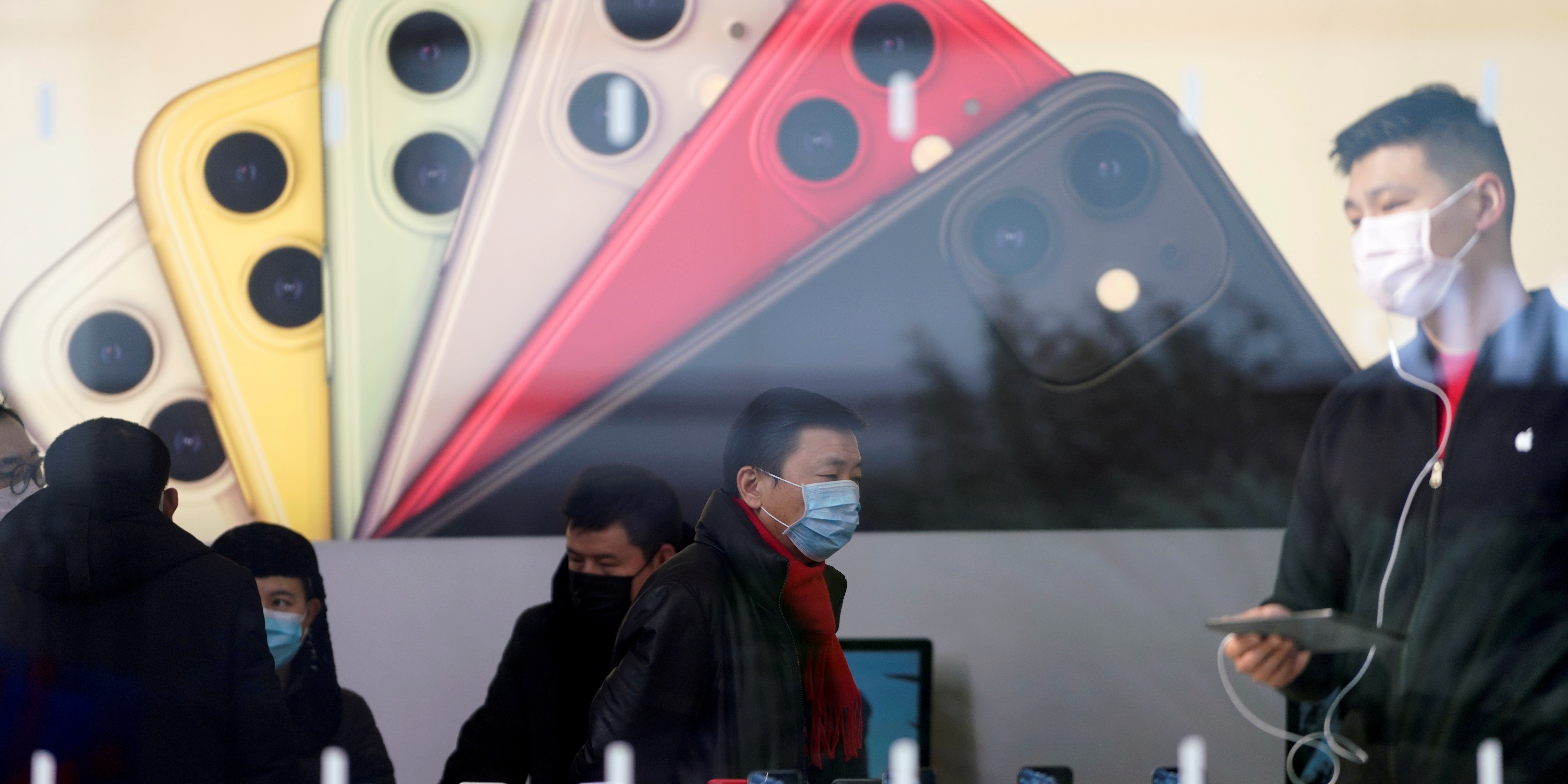 https://img5.s3wfg.com/web/img/images_uploaded/c/9/coronavirus-covid-19-des-clients-portent-des-masques-dans-un-apple-store-a-shanghai-le-29-janvier-2020.png
