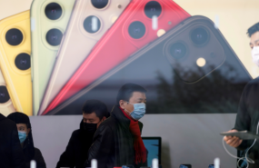 coronavirus-covid-19-des-clients-portent-des-masques-dans-un-apple-store-a-shanghai-le-29-janvier-2020