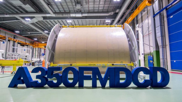 ep airbus completa la primera puerta de carga de la cubierta principal del a350 en illescas toledo