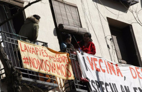 ep archivo   balcones del barrio de lavapies con carteles en contra de los deshaucios en el barrio