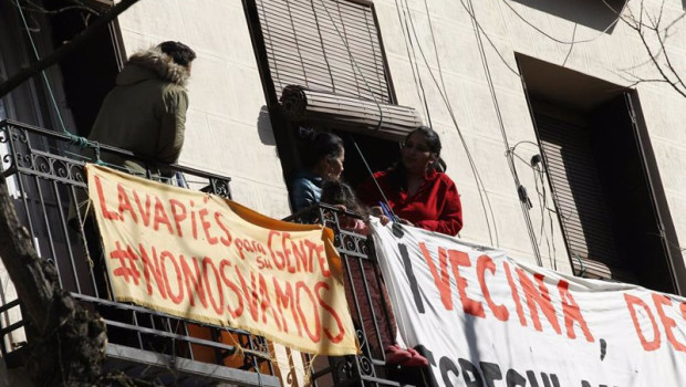 ep archivo   balcones del barrio de lavapies con carteles en contra de los deshaucios en el barrio