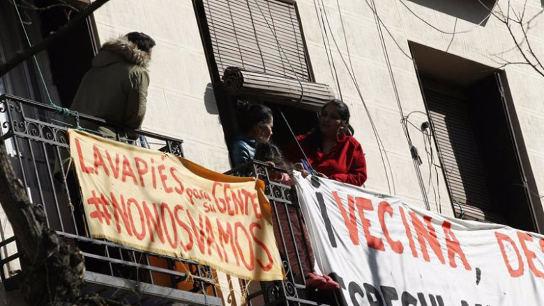 ep archivo   balcones del barrio de lavapies con carteles en contra de los deshaucios en el barrio