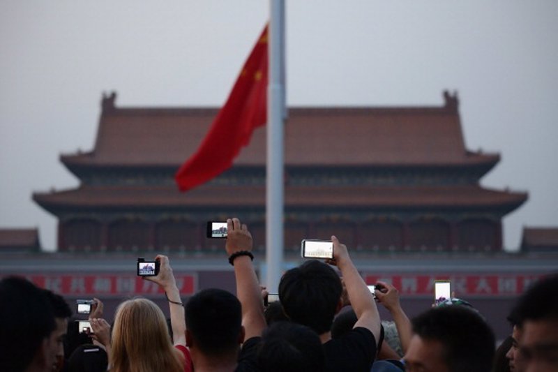 https://img5.s3wfg.com/web/img/images_uploaded/c/9/ep_archivo_-_chinese_tourists_watch_the_customary_ceremony_of_lowering_flag_at_tiananmen_square_on.jpg
