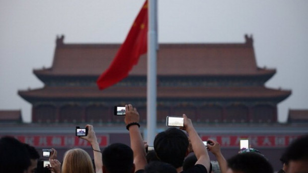ep archivo   chinese tourists watch the customary ceremony of lowering flag at tiananmen square on