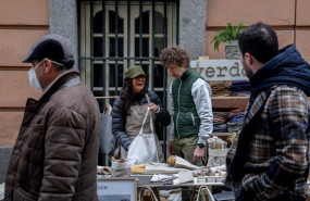 ep archivo dos dependientes en un puesto en el mercado de las ranas en madrid en una imagen de ep archivo dos dependientes en un puesto en el mercado de las ranas en madrid en una imagen de