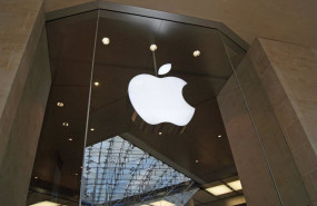 ep archivo   logo de apple en su tienda en paris