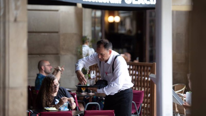 ep archivo un camarero limpiando una mesa de un restaurante de barcelona ep archivo un camarero limpiando una mesa de un restaurante de barcelona