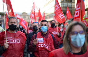 ep archivo un grupo de personas sostiene banderines de ccoo en una imagen de archivo ep archivo un grupo de personas sostiene banderines de ccoo en una imagen de archivo
