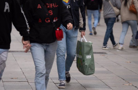 ep archivo   un hombre sujeta una bolsa con compras durante la campana de navidad a 1 de diciembre