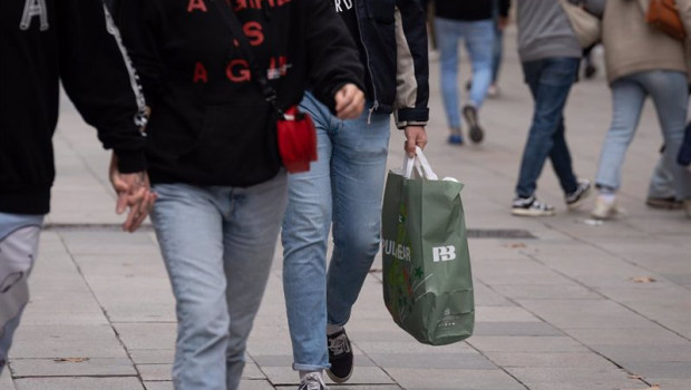 ep archivo   un hombre sujeta una bolsa con compras durante la campana de navidad a 1 de diciembre