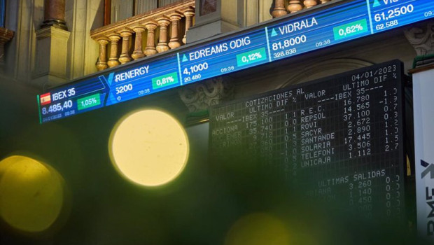 ep archivo   un panel del ibex 35 en el palacio de la bolsa a 4 de enero de 2023 en madrid espana