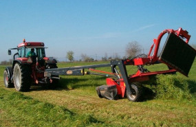 ep archivo   un tractor en labores agricolas