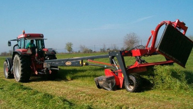ep archivo   un tractor en labores agricolas
