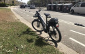 ep archivo   una bicicleta electrica aparcada junto al carril bici