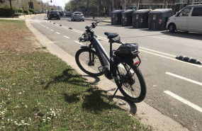 ep archivo   una bicicleta electrica aparcada junto al carril bici