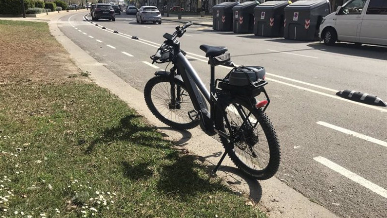 ep archivo   una bicicleta electrica aparcada junto al carril bici