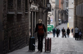 ep archivo   una persona con dos maletas a 22 de febrero de 2024 en barcelona catalunya espana