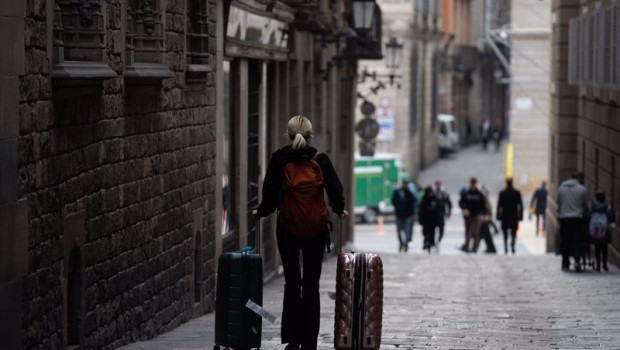 ep archivo   una persona con dos maletas a 22 de febrero de 2024 en barcelona catalunya espana