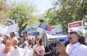 ep archivo una senora con un megafono durante la concentracion de los trabajadores de abengoa a 30 ep archivo una senora con un megafono durante la concentracion de los trabajadores de abengoa a 30