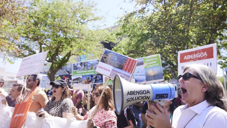 ep archivo una senora con un megafono durante la concentracion de los trabajadores de abengoa a 30 ep archivo una senora con un megafono durante la concentracion de los trabajadores de abengoa a 30