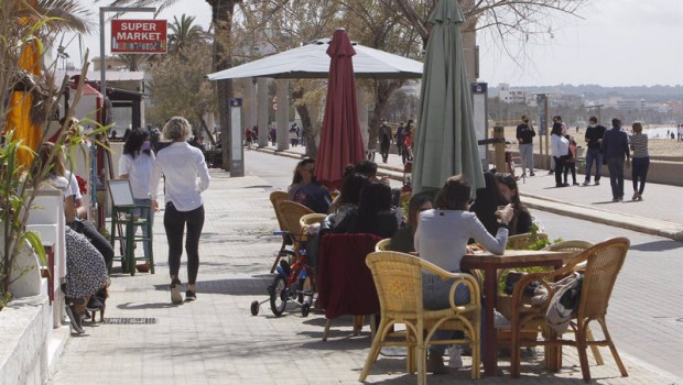ep archivo   varias personas en la terraza de un bar a 11 de abril de 2021 en mallorca islas