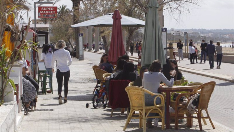 Archivo - Varias personas en la terraza de un bar, a 11 de abril de 2021, en Mallorca, Islas Baleares (España). | Isaac Buj - Europa Press - Archivo ep archivo varias personas en la terraza de un bar a 11 de abril de 2021 en mallorca islas